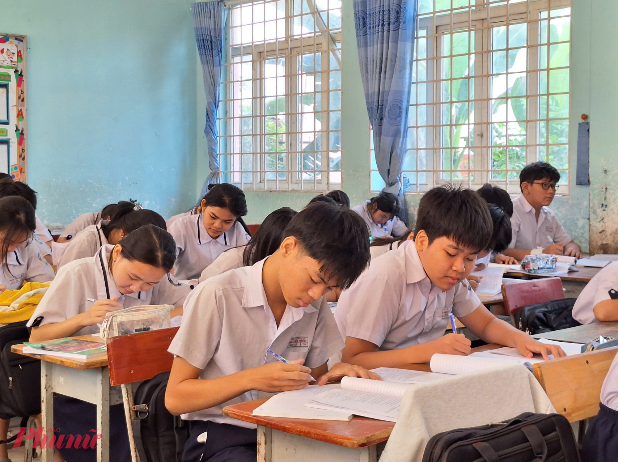 Học sinh lớp Chín Trường THCS Nguyễn Hiền (quận 12) trong giờ ôn luyện môn ngữ văn - Ảnh: Trang Thư