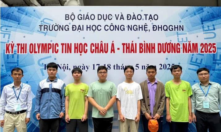 Từ trái qua: Thầy Đỗ Phan Thuận (Phó Trưởng đoàn); em Nguyễn Huy Phong, em Ninh Quang Thắng, em Lê Kiến Thành, em Nguyễn Xuân Chí Thanh, em Nguyễn Bùi Đức Dũng, em Đặng Huy Hậu và Thầy Đỗ Đức Đông (Trưởng đoàn). Ảnh: Bộ GD-ĐT