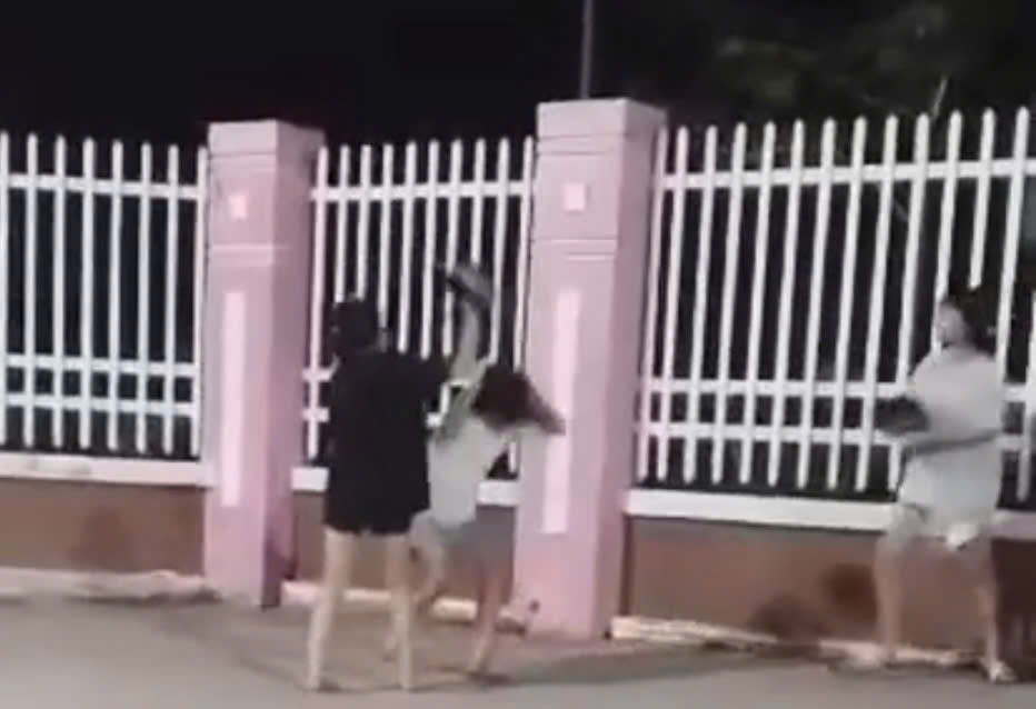 Nữ sinh lớp 6 bị nhóm thanh thiếu niên dùng nón bảo hiểm đánh - Ảnh cắt từ clip