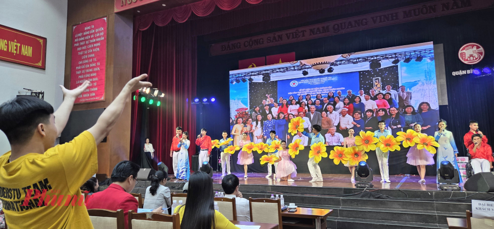 Các bạn khó nghe - nói cần hỗ trợ điều chỉnh đội hình, đồng 