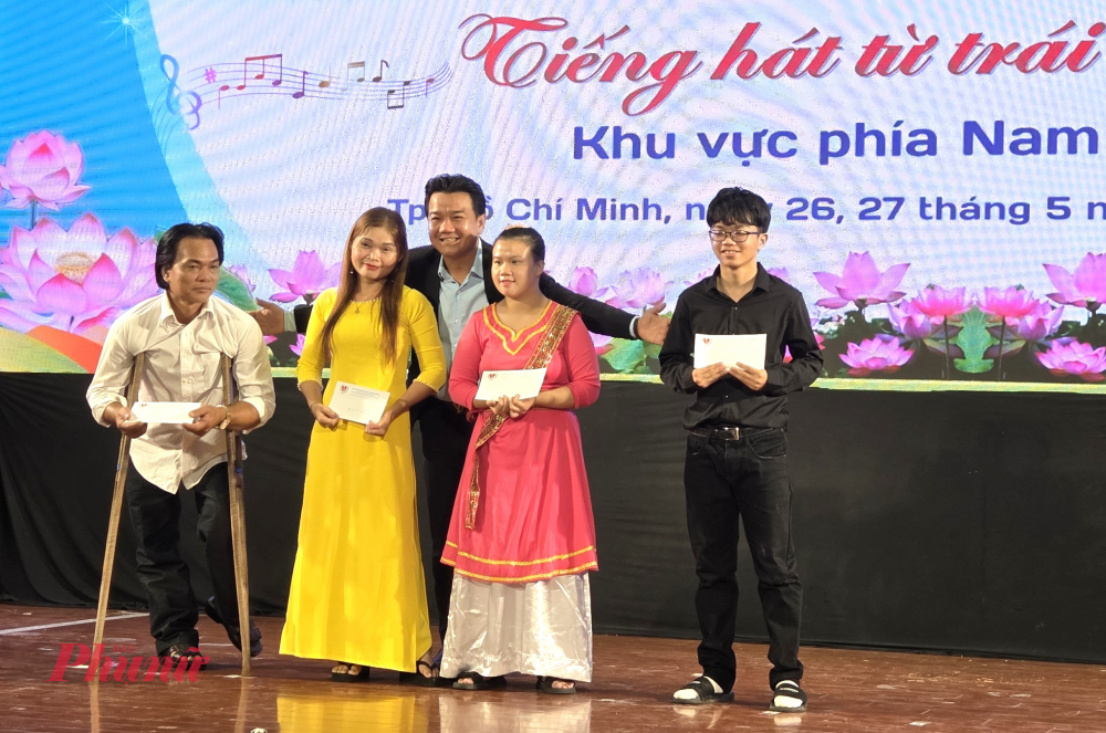 NS ƯT Lê Tứ tra giải 