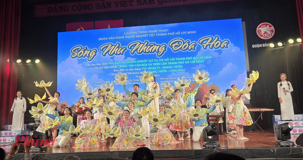 Tiết mục ca múa Sống như những đóa hoa của đoàn TPHCM khép lại đêm thi đầu tiên.