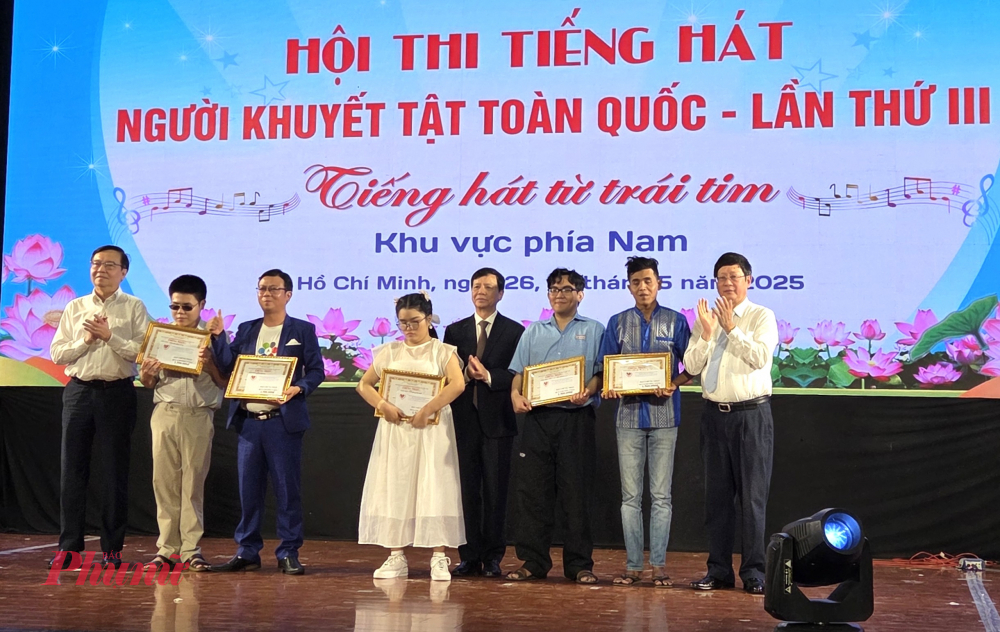 Trao giải cho các tiết mục đạt huy chương vàng.
