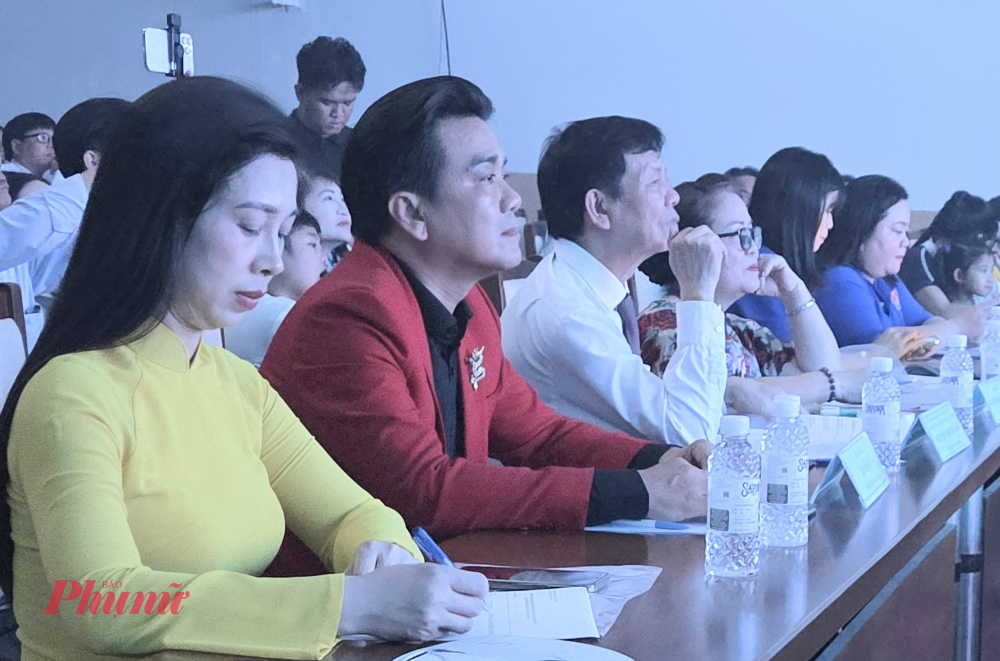Các giám khảo chăm chú xem biểu diễn