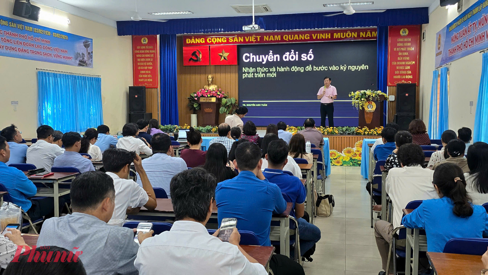 Hội nghị chuyên đề “Chuyển đổi số - nhận thức và hành động để bước vào kỷ nguyên phát triển mới”.