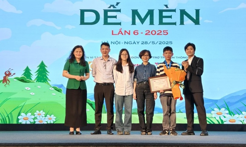 Lãnh đạo Thông tấn xã Việt Nam và nhạc sĩ Nguyễn Văn Chung - Đại sứ truyền cảm hứng giải thưởng Thiếu nhi Dế Mèn - trao giải Khát vọng Dế Mèn cho họa sĩ nhí Phạm Hải Nguyên - Ảnh: TTVH