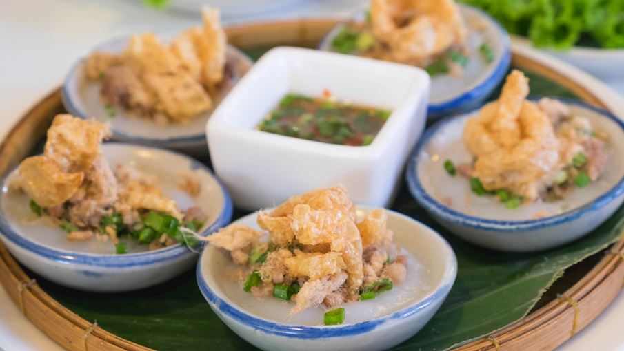 Bánh bèo là món ăn truyền thống hấp dẫn của Việt Nam, đặc biệt phổ biến ở Huế và miền Trung. Bánh được làm từ bột gạo hấp chín trong chén nhỏ, ở giữa có lõm để đựng nhân gồm tôm chấy, mỡ hành, đôi khi có thêm bánh mì chiên giòn hay đậu phộng rang. Khi ăn, bánh được chan nước mắm chua ngọt và thưởng thức bằng thìa tre nhỏ. Bánh bèo không chỉ mang hương vị mộc mạc, đậm đà mà còn gợi nhớ nét tinh tế trong ẩm thực cung đình. Một vài biến tấu ngọt của món này cũng xuất hiện ở Hội An, làm phong phú thêm trải nghiệm ẩm thực.