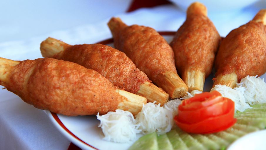Chạo tôm là món ăn truyền thống bắt nguồn từ Huế, được làm từ hỗn hợp tôm xay nhuyễn quấn quanh que mía rồi đem hấp, nướng hoặc chiên. Tôm được ướp với tỏi, gia vị và đôi khi thêm thịt heo để tăng độ béo. Khi ăn, người ta thường gỡ phần tôm ra, cuốn cùng rau sống, bún, bánh tráng rồi chấm nước mắm chua ngọt. Vị ngọt tự nhiên của mía quyện với độ dai mềm của chả tôm tạo nên hương vị hài hòa, hấp dẫn. Từng là món dành riêng cho dịp lễ, chạo tôm nay đã trở thành món khai vị được yêu thích ở nhiều nơi.