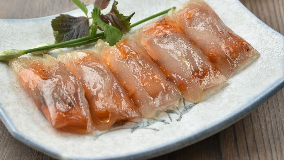 Bánh bột lọc là món ăn đặc trưng của xứ Huế, nổi bật với lớp vỏ trong suốt làm từ bột sắn dai dai, ôm lấy phần nhân tôm và thịt ba chỉ đậm đà. Bánh có thể được luộc trực tiếp hoặc gói trong lá chuối rồi đem hấp, tạo nên hương thơm nhẹ nhàng và vị mềm dẻo tự nhiên. Khi ăn, bánh được chấm kèm nước mắm pha chua ngọt, giúp tôn lên vị ngọt của tôm và béo của thịt. Mộc mạc nhưng đầy tinh tế, bánh bột lọc thể hiện nét đặc sắc trong ẩm thực cung đình Huế.