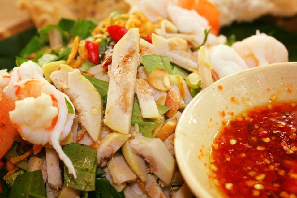 Gỏi vả là món ăn dân dã nhưng từng là đặc sản cung đình Huế, làm từ quả vả – một loại sung chỉ có ở miền Trung. Quả vả được luộc chín, thái lát mỏng rồi trộn cùng tôm, thịt ba chỉ, cà rốt, hành tây và nấm. Món gỏi thường được nêm nếm với mắm tôm, hành phi, mè rang, tạo nên hương vị đậm đà, béo bùi và lạ miệng. Gỏi vả thường ăn kèm bánh tráng nướng và xuất hiện trong các dịp đặc biệt như cưới hỏi hay giỗ chạp, là một món ngon độc đáo mà du khách đến Huế không nên bỏ qua - Ảnh: GoivaMuoikho