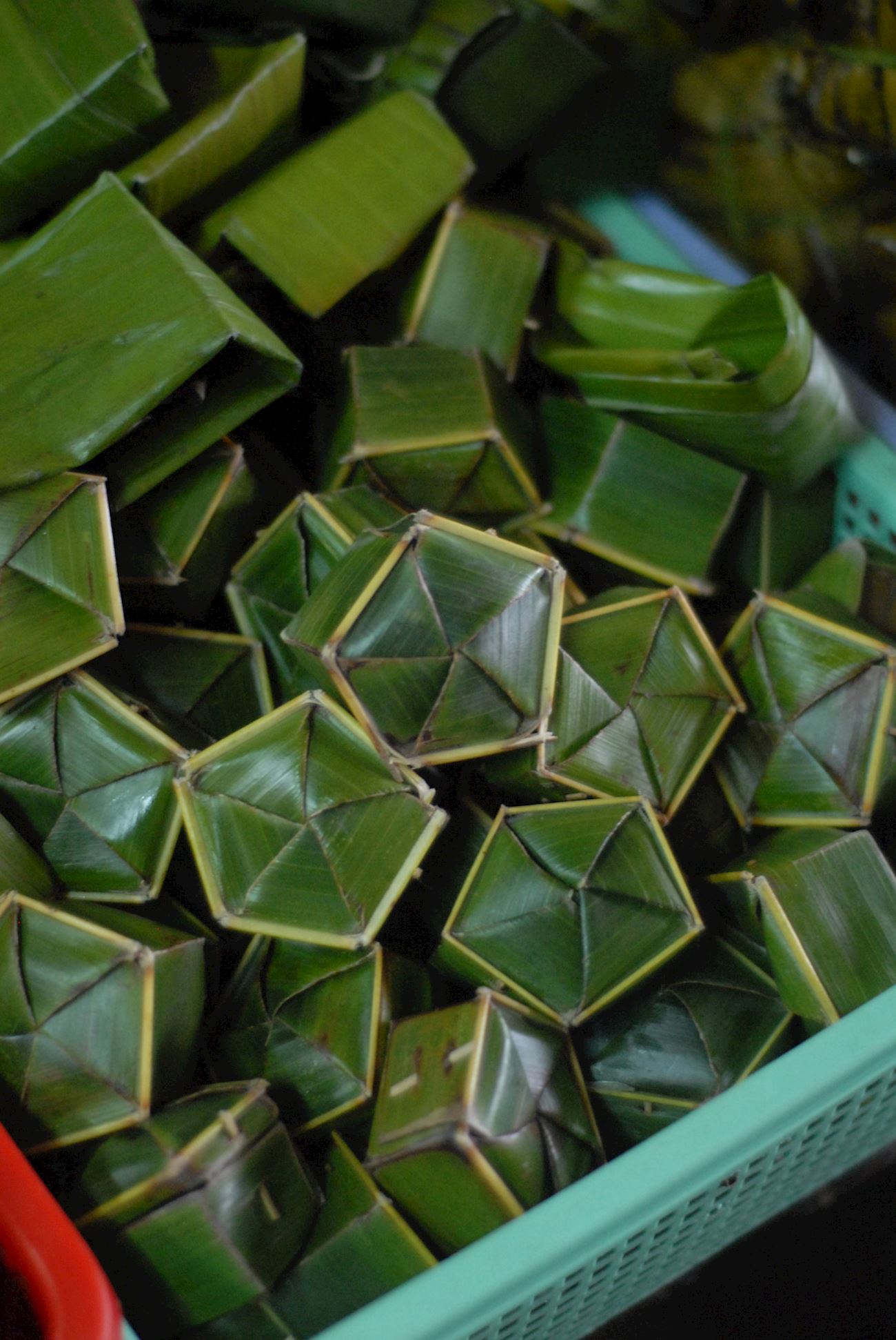 Bánh phu thê hay còn gọi là bánh vợ chồng, là món tráng miệng truyền thống Việt Nam làm từ bột sắn, đậu xanh, đường, dừa nạo và lá dứa. Bánh có màu xanh trong suốt đặc trưng, được gói trong lá dứa rồi hấp đến khi dẻo mềm. Đây là món ăn không thể thiếu trong đám cưới truyền thống, từng là món quà tặng cô dâu tương lai, tượng trưng cho sự gắn kết bền chặt giữa vợ chồng. Ngày nay, chú rể thường trao bánh phu thê cho cô dâu như lời chúc may mắn và hạnh phúc trọn đời.
