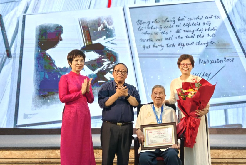 Nhạc sĩ Phạm Tuyên (95 tuổi) nhận giải Hiệp sĩ Dế Mèn 2025 - Ảnh: TTVH