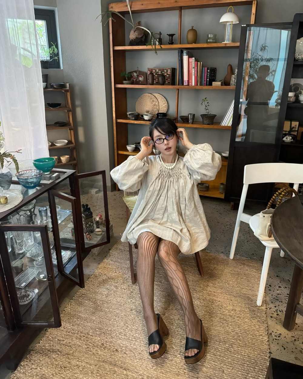 Một lựa chọn khác cũng đầy cảm hứng là váy babydoll dáng suông phối cùng tất lưới đen – sự kết hợp giữa nét ngây thơ và chút nổi loạn đậm chất Y2K. Kính mắt bản to hoặc có màu sắc trong trẻo sẽ là điểm kết nối hoàn hảo, mang lại vẻ ngoài vừa ngọt ngào vừa sắc sảo. Từ những món đồ đơn giản, platform trở thành “chất keo” kết nối giữa hoài niệm và hiện đại, giúp phái đẹp tự tin thể hiện bản sắc cá nhân qua từng bước chân.