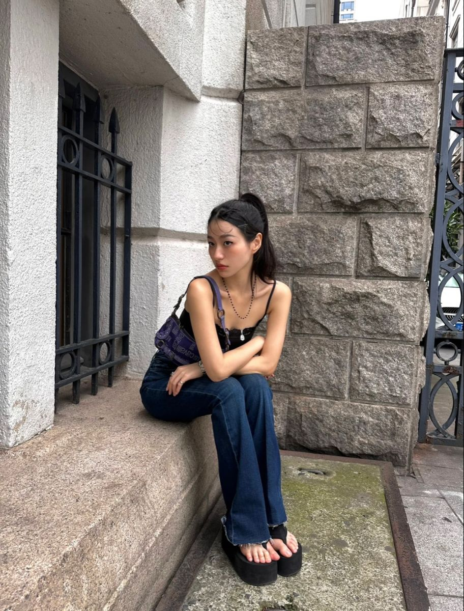 Phối quần jean cùng áo croptop là công thức hoàn hảo cho phong cách trẻ trung, cá tính và đầy sức sống. Áo croptop giúp khoe khéo vòng eo thon, còn quần jean lại mang đến sự năng động, linh hoạt. Sự kết hợp này phù hợp từ dạo phố đến những buổi hẹn cà phê cùng bạn bè. Nhưng điểm nhấn thật sự nằm ở đôi dép đế cao – món phụ kiện không chỉ giúp “ăn gian” chiều cao mà còn thể hiện rõ nét gu thời trang táo bạo, tự tin. 