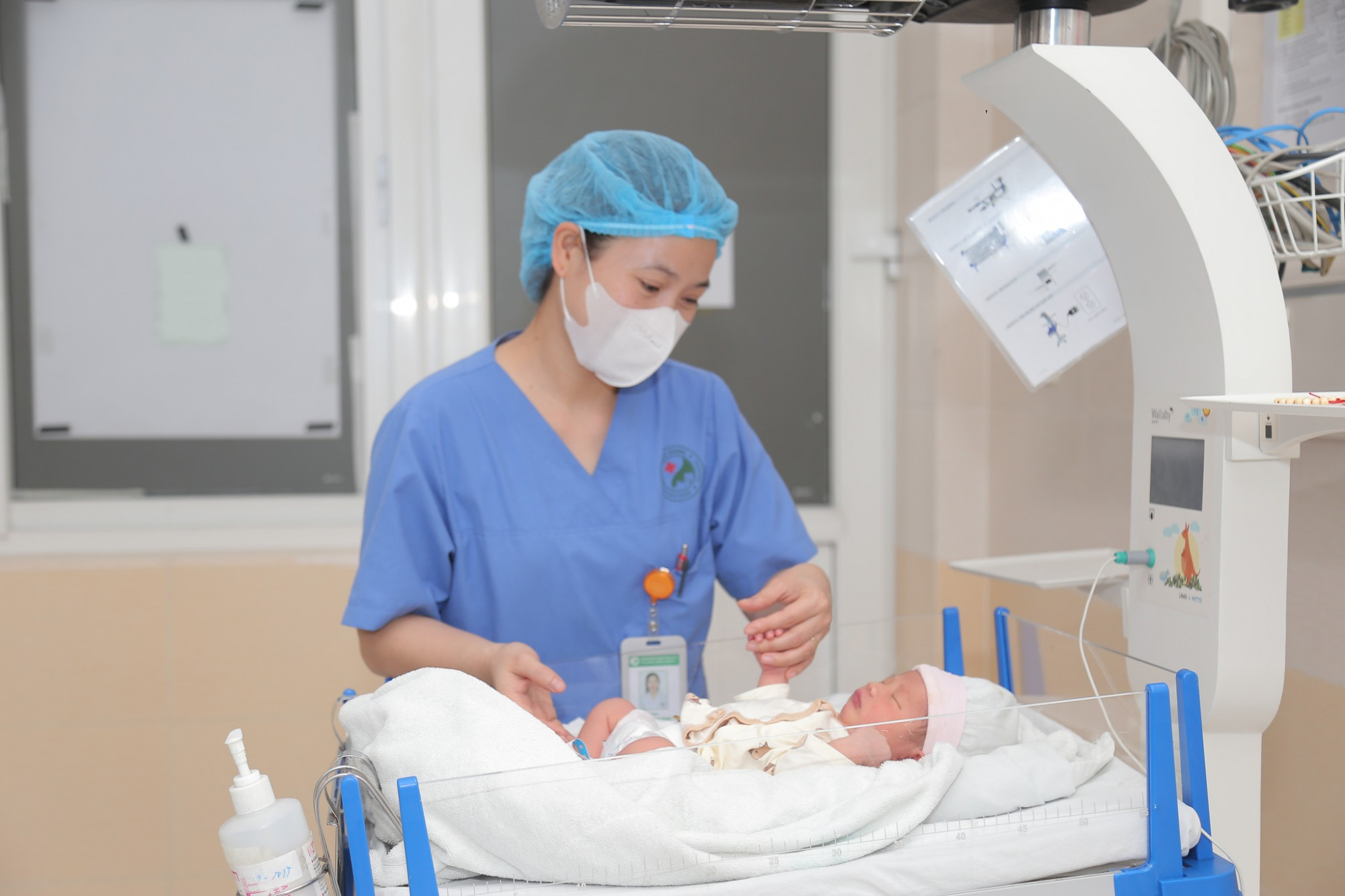 Bé sơ sinh bị bỏ rơi đang được chăm sóc tại Bệnh viện đa khoa Đức Giang - ảnh: BVCC