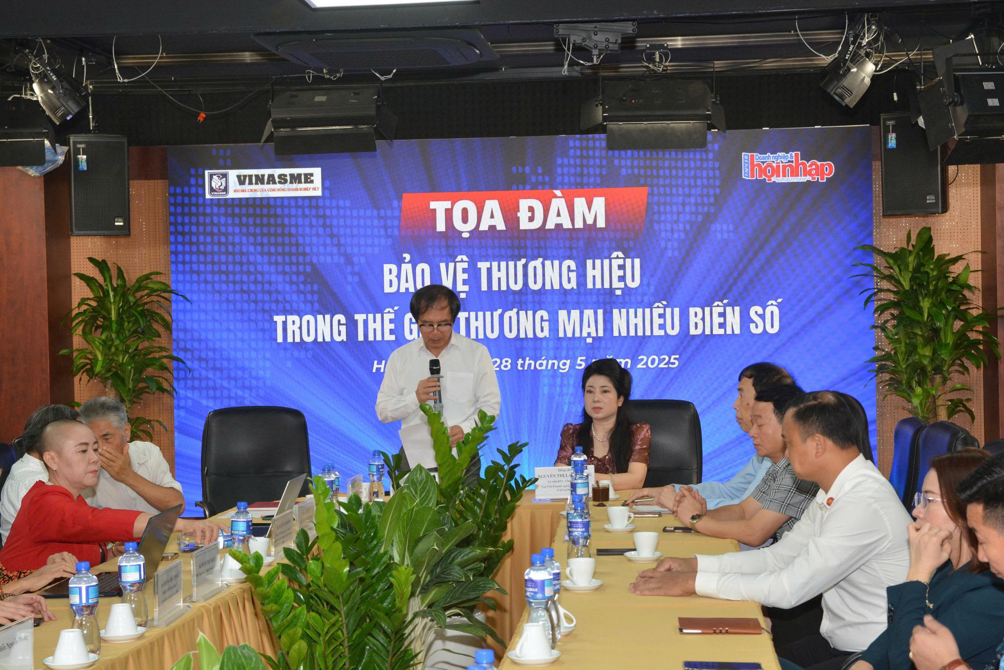 Các chuyên gia và doanh nghiệp tham dự tọa đàm