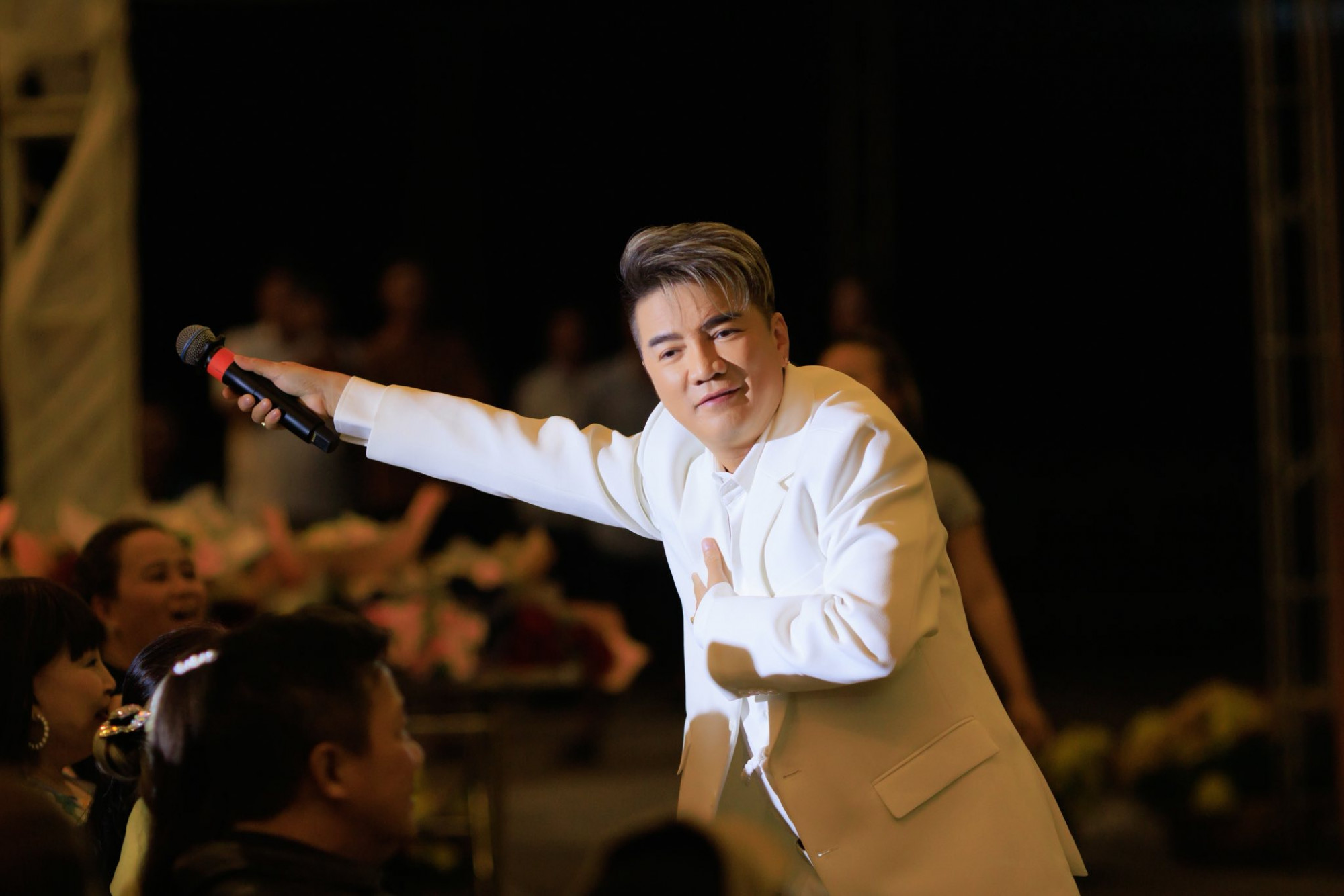 Thời gian qua, Đàm Vĩnh Hưng tham gia nhiều buổi biểu diễn, cho hay trông chờ để được gặp lại khán giả