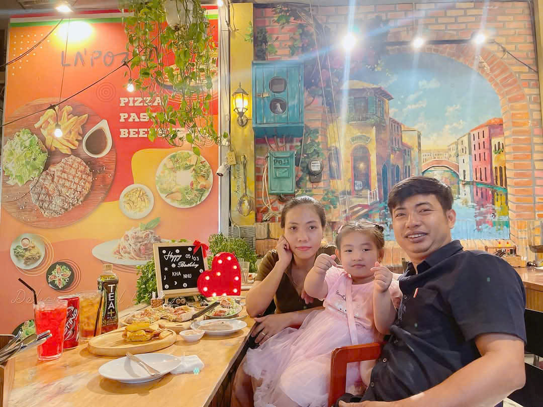 Gia đình anh Thiên chị Huyền trong ngày sinh nhật con gái (Ảnh do nhân vật cung cấp)