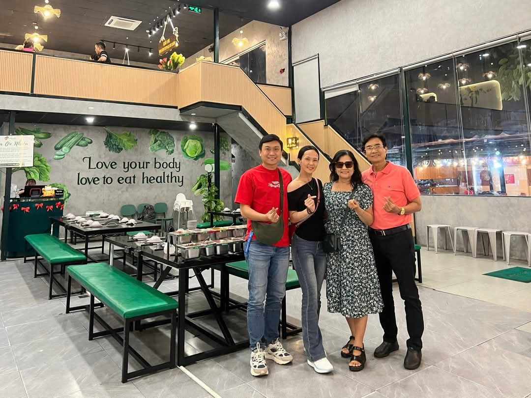 Chị Hòa (áo đen) trong chuyến đi cùng gia đình chồng (ảnh do nhân vật cung cấp)