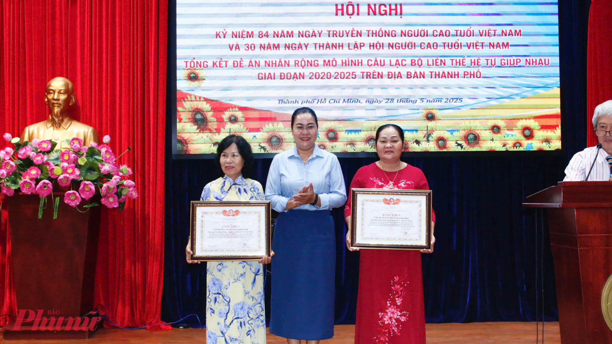 Dịp này, Ban đại diện Hội Người cao tuổi TPHCM trao bằng khen của Ban chấp hành Trung ương Hội Người cao tuổi Việt Nam cho 2 tập thể và 3 cá nhân có thành tích xuất sắc trong thực hiện Đề án nhân rộng mô hình CLB LTHTGN giai đoạn 2020-2025 theo Quyết định số 1336 /QĐ-TTg ngày 31/8/2020 của Thủ tướng Chính phủ.