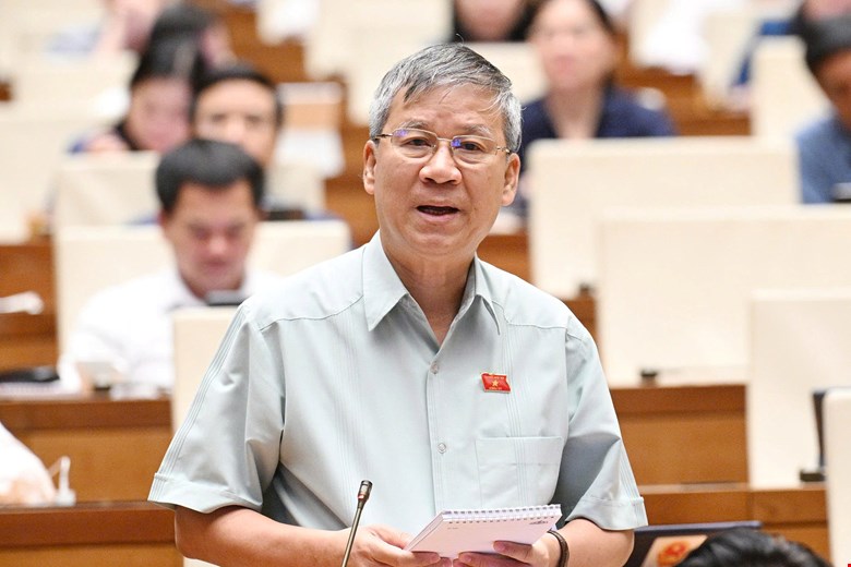 ĐBQH Nguyễn Anh Trí nêu quan điểm về việc đại biểu cầm giấy khi phát biểu tại nghị trường Quốc hội - ảnh: Media Quốc hội