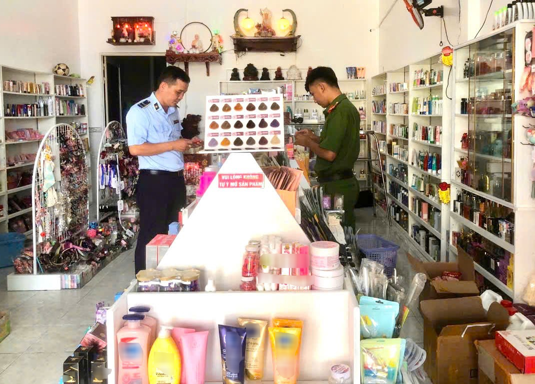 Lực lượng chức năng phát hiện lượng lớn mỹ phẩm không rõ nguồn gốc... ảnh: Chi cục QLTT tỉnh Cà Mau cung cấp.