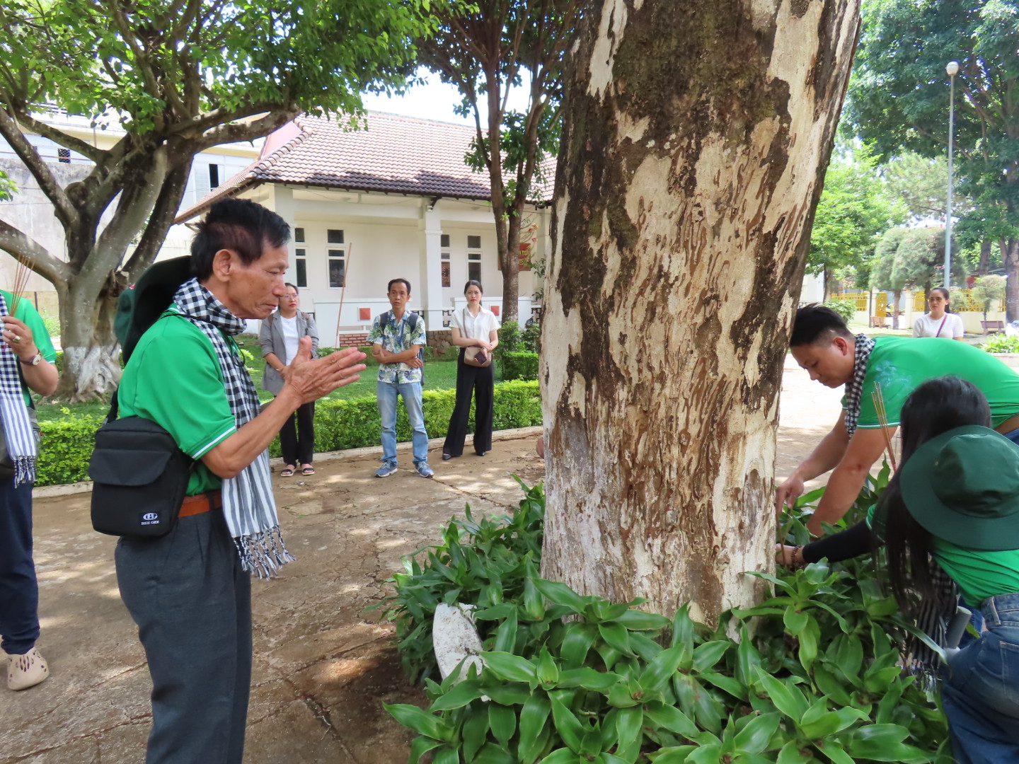 Nhà văn Khuynh Diệp thắp hương từng gốc cây vì với ông cây cỏ hoa lá ở nhà lao Kon Tum đều có linh hồn của các liệt sĩ