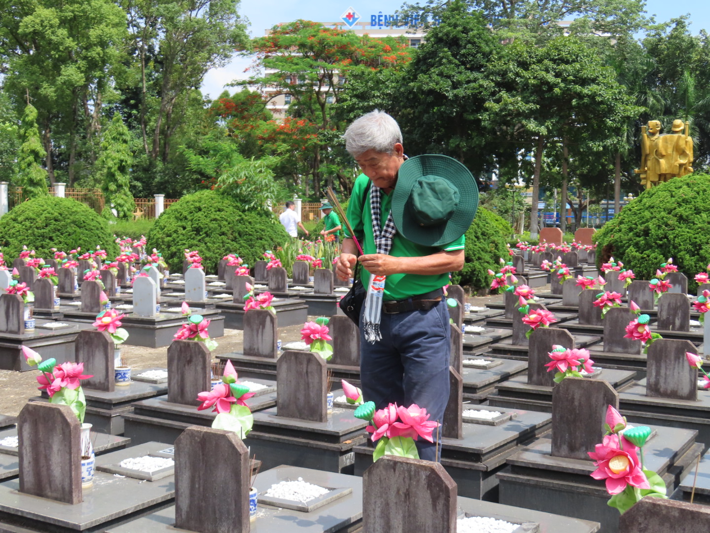 Đạo diễn Lê Chí Dũng thắp hương tại nghĩa trang liệt sĩ tỉnh Gia Lai
