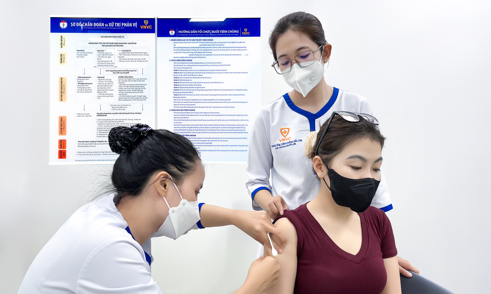 Công ty Vắc xin VNVC có hệ thống hàng trăm trung tâm tiêm chủng VNVC phục vụ hàng chục triệu người dân mỗi năm - Ảnh: Mộc Thảo