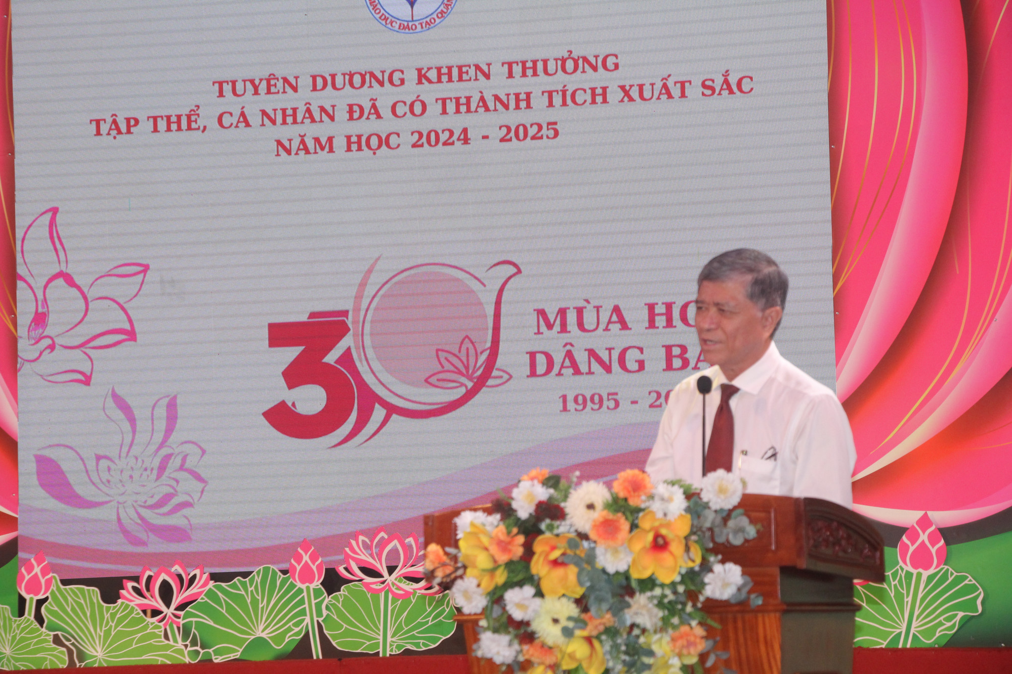 Ông Nguyễn Văn Hiếu đánh giá cao những thành quả của ngành giáo dục quận 1 - Ảnh: H.P.