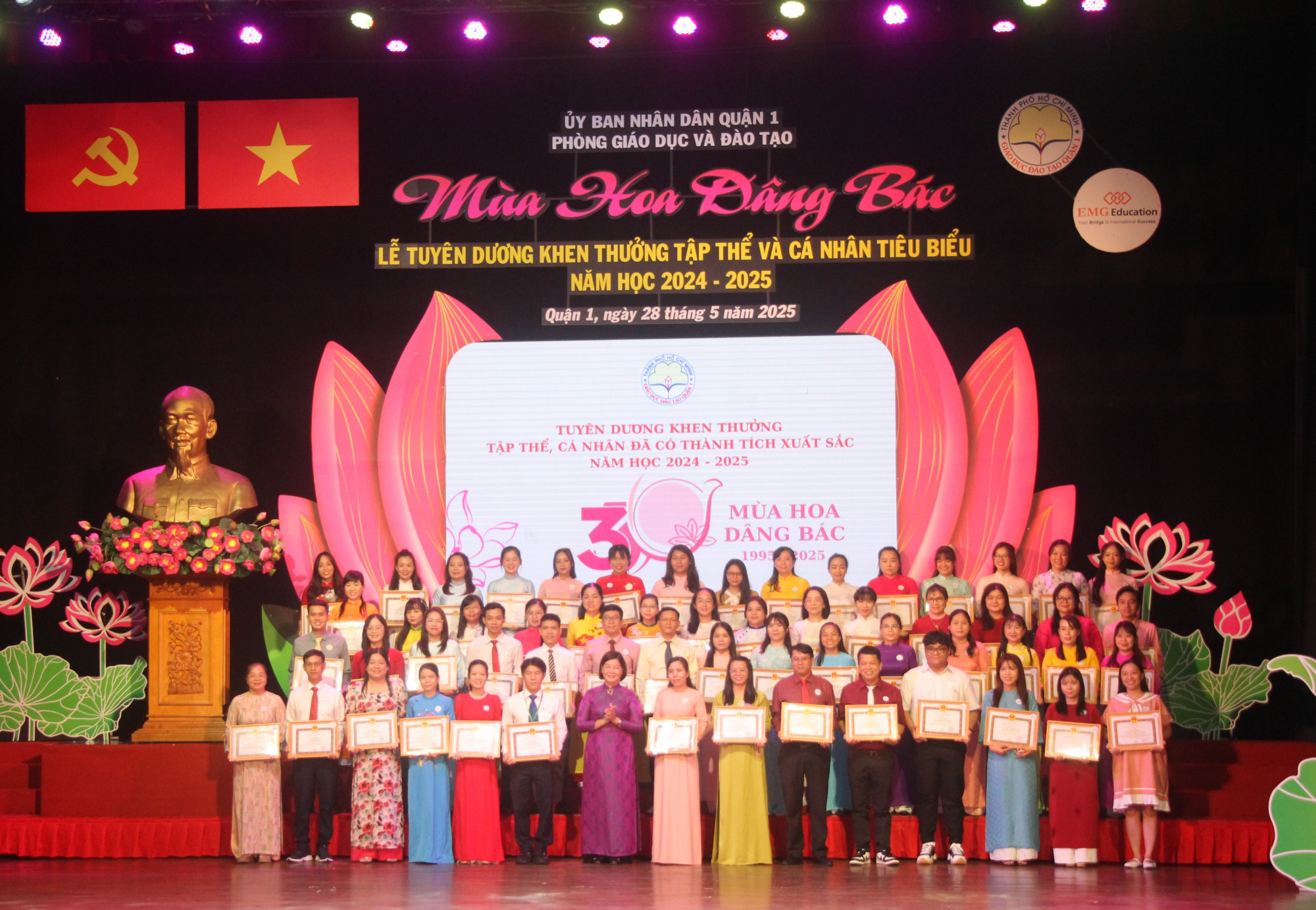 Tuyên dương giáo viên có thành tích xuất sắc năm học 2024-2025 - Ảnh: H.P.