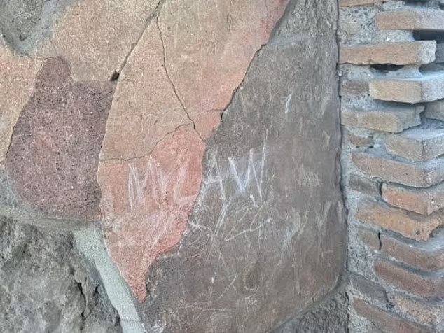 Những chữ viết tắt được khắc trên tường tại Ngôi nhà của các trinh nữ Vestal, ở Pompeii bởi một du khách vào ngày 07/08/24