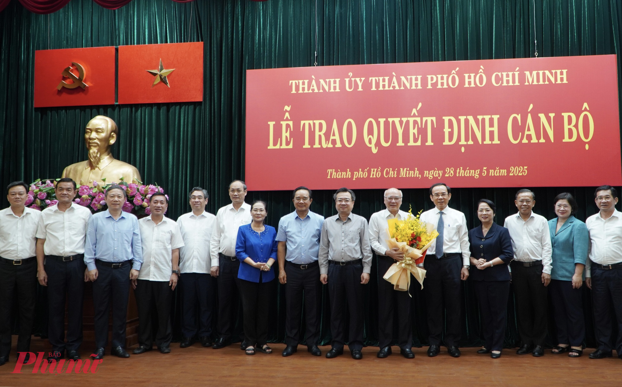 Lãnh đạo TPHCM chụp hình kỉ niệm với ông Phan Nguyễn Như Khuê