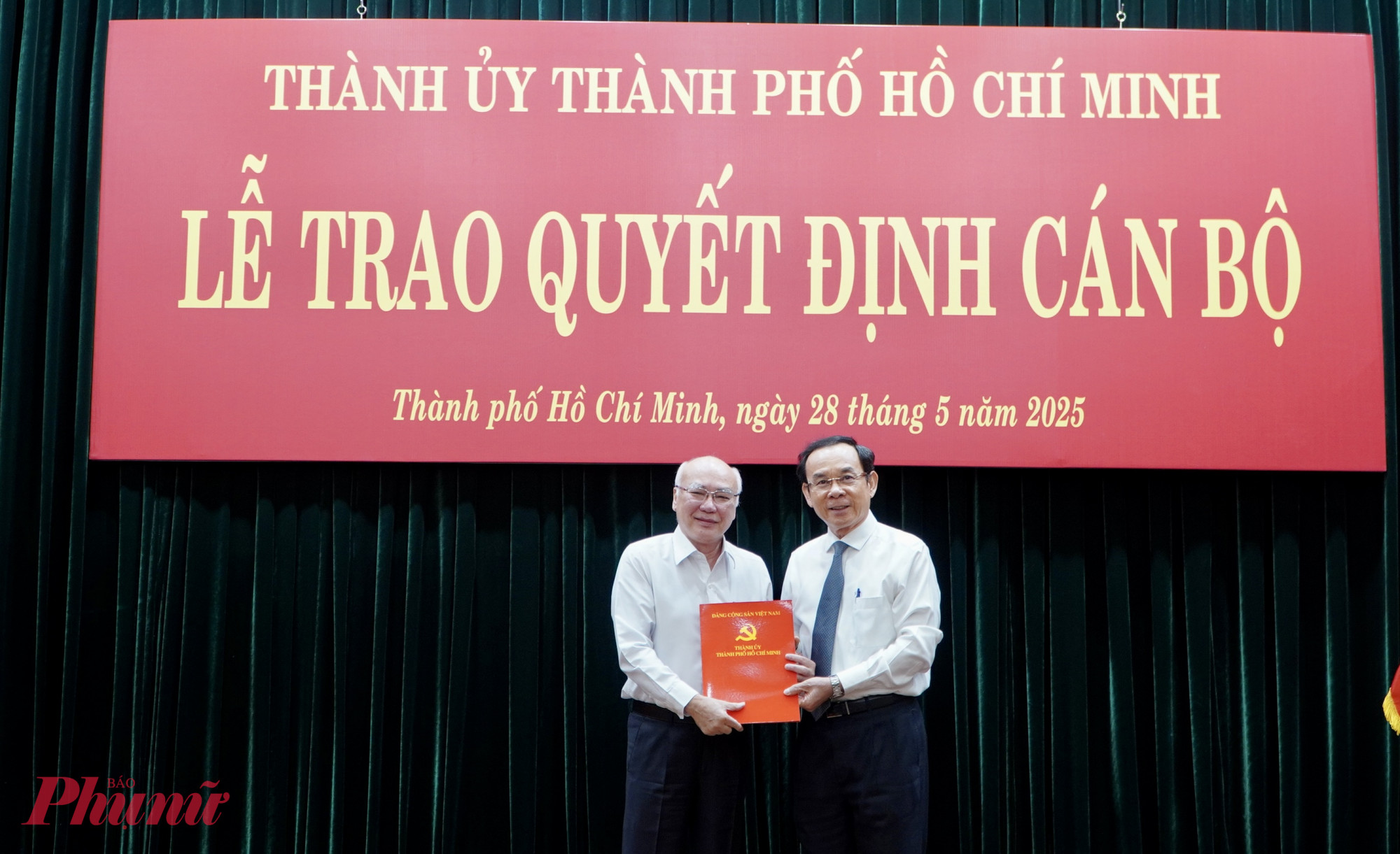 Bí thư Thành ủy TPHCM Nguyễn Văn Nên trao quyết định nghỉ hưu cho ông Phan Nguyễn Như Khuê