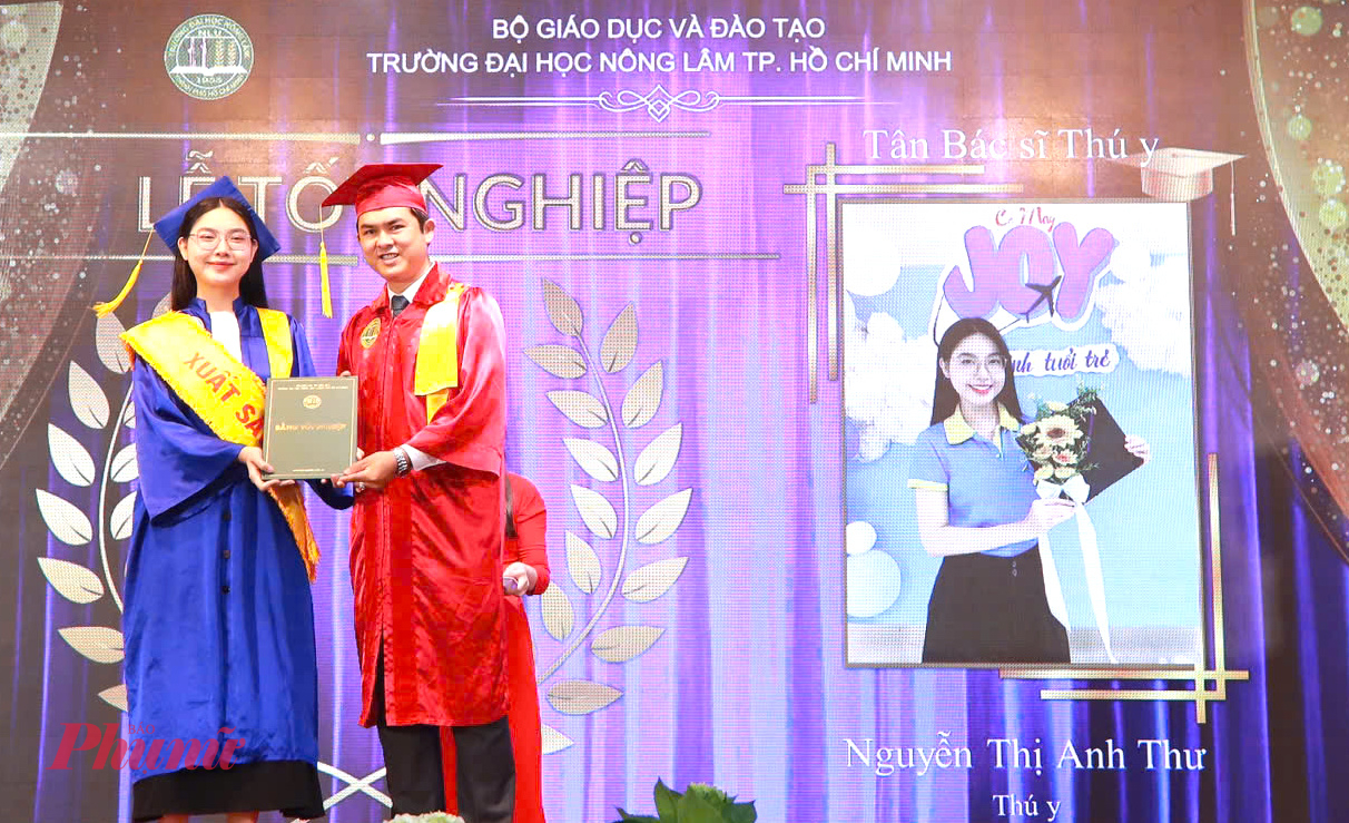 Nguyễn Thị Anh Thư được vinh danh tại Lễ tốt nghiệp - Ảnh: N.L