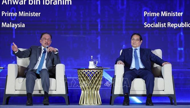 Thủ tướng Phạm Minh Chính và Thủ tướng Malaysia Anwar Ibrahim tham dự phiên thảo luận - Ảnh: TTXVN