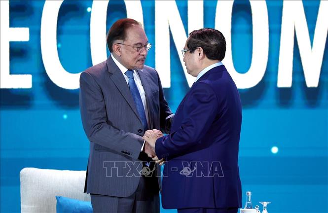 Thủ tướng Malaysia Anwar Ibrahim đón Thủ tướng Phạm Minh Chính đến tham dự - Ảnh: TTXVN