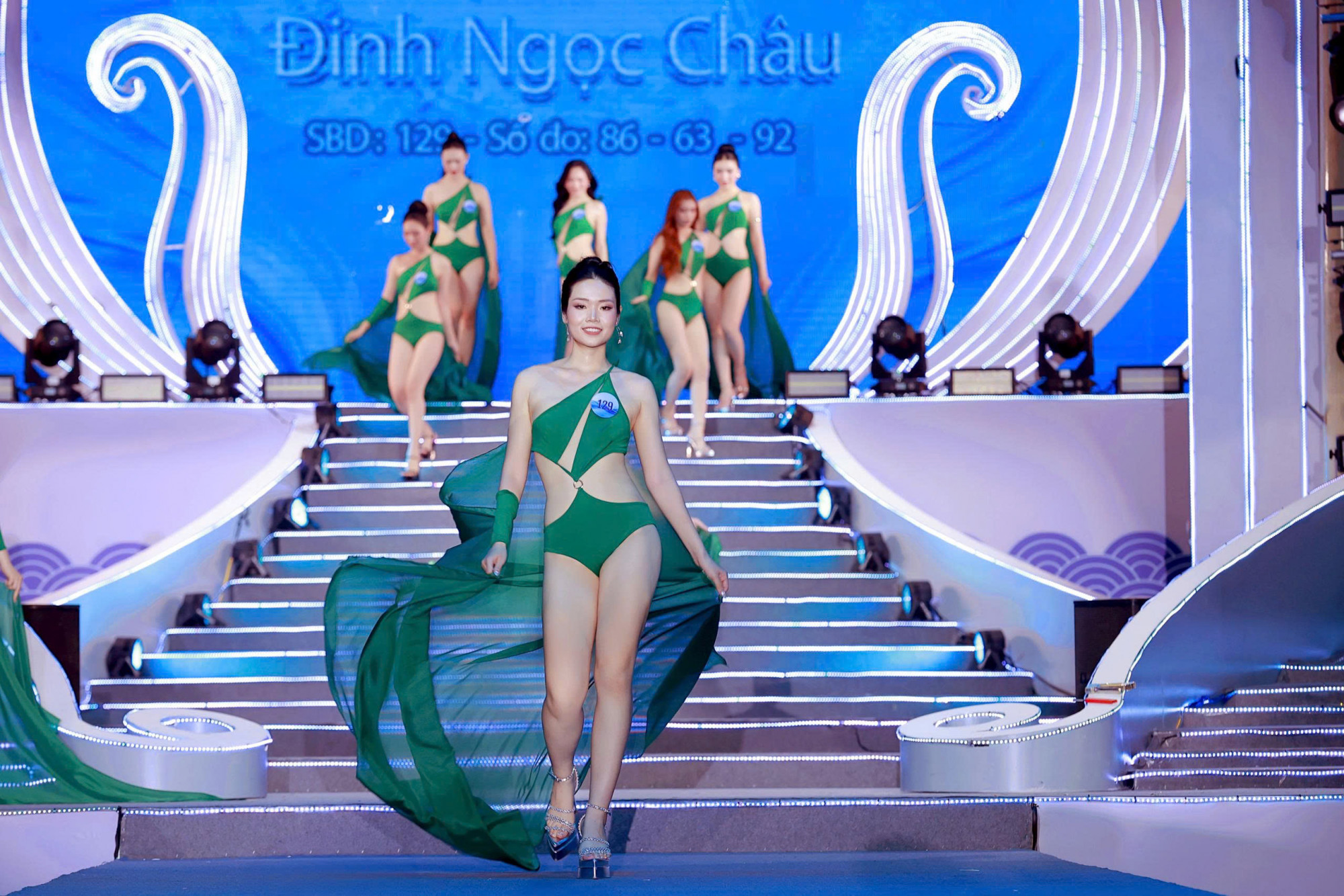 Đinh Ngọc Châu đến từ Hải Phòng, gây ấn tượng bởi vóc dáng thon thả với số đo ba vòng 86-63-92. Người đẹp hiện đang dẫn đầu bình chọn Thí sinh ấn tượng của Hoa hậu Biển đảo Việt Nam
