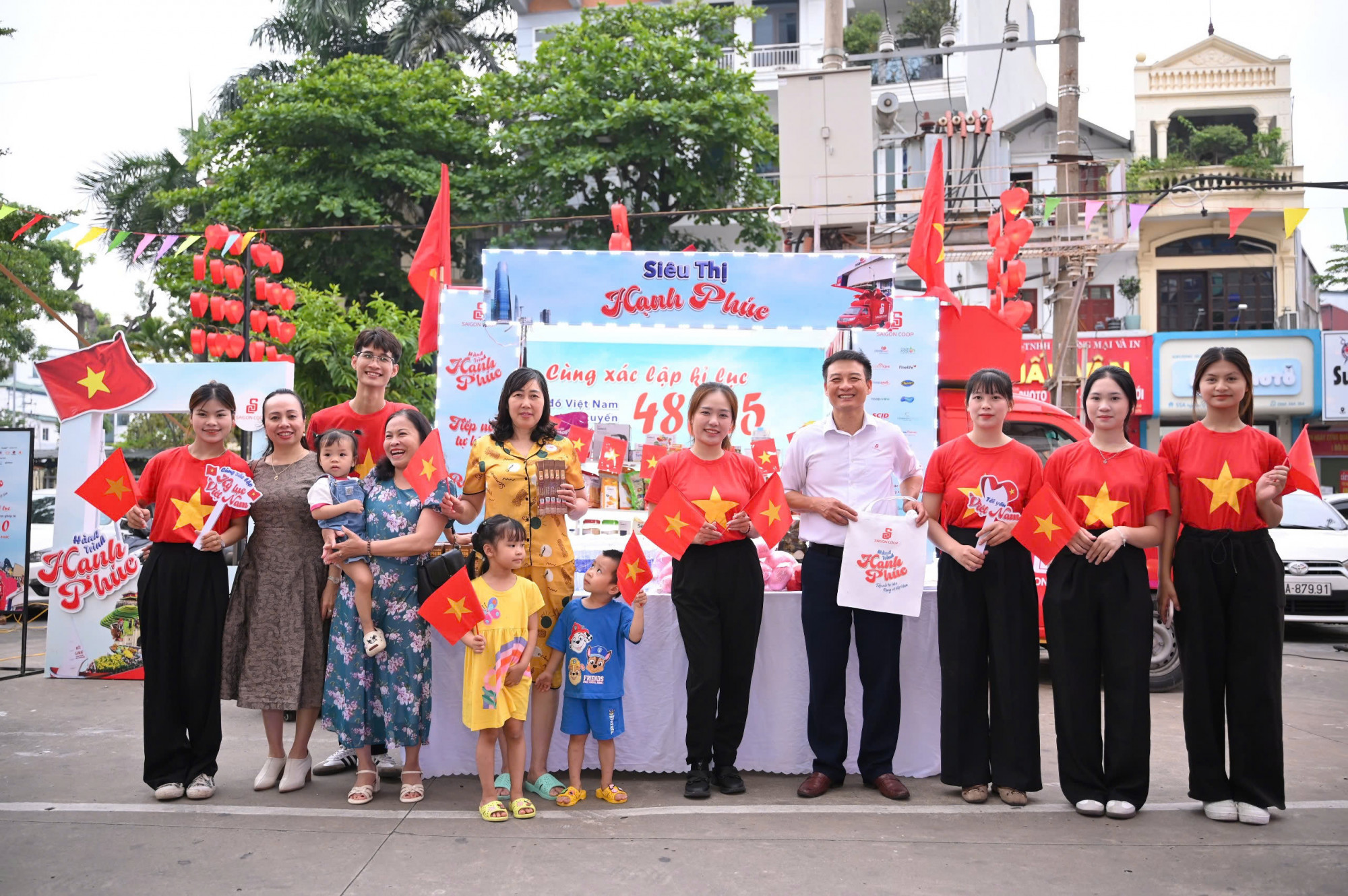Chương trình “Hành trình hạnh phúc” tại siêu thị Co.opmart Bắc Giang - Ảnh: H.C