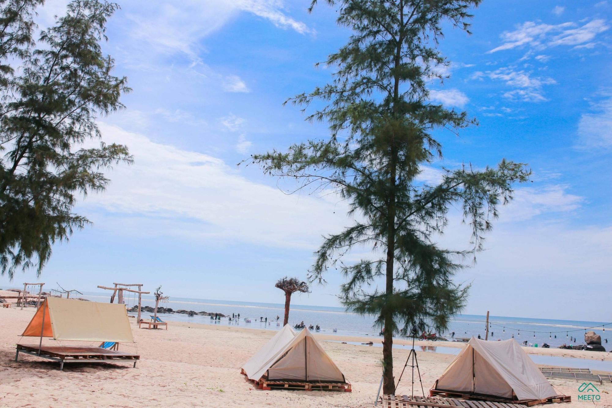 Zenna Pool Camp (Long Hải) Zenna như một khu vườn xanh mướt bên bờ biển Long Hải, rất lý tưởng cho chuyến đi 2 ngày 1 đêm. Chỉ cách TP.HCM khoảng 90km, nơi đây có rừng phi lao, biển trong xanh, hồ bơi mát lành và khu cắm trại được chăm chút.