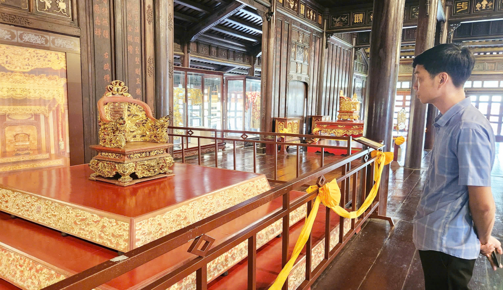 អ្នកទេសចរទៅទស្សនាសារមន្ទីរវត្ថុបុរាណ Hue Royal - រូបថត៖ THUAN HOA