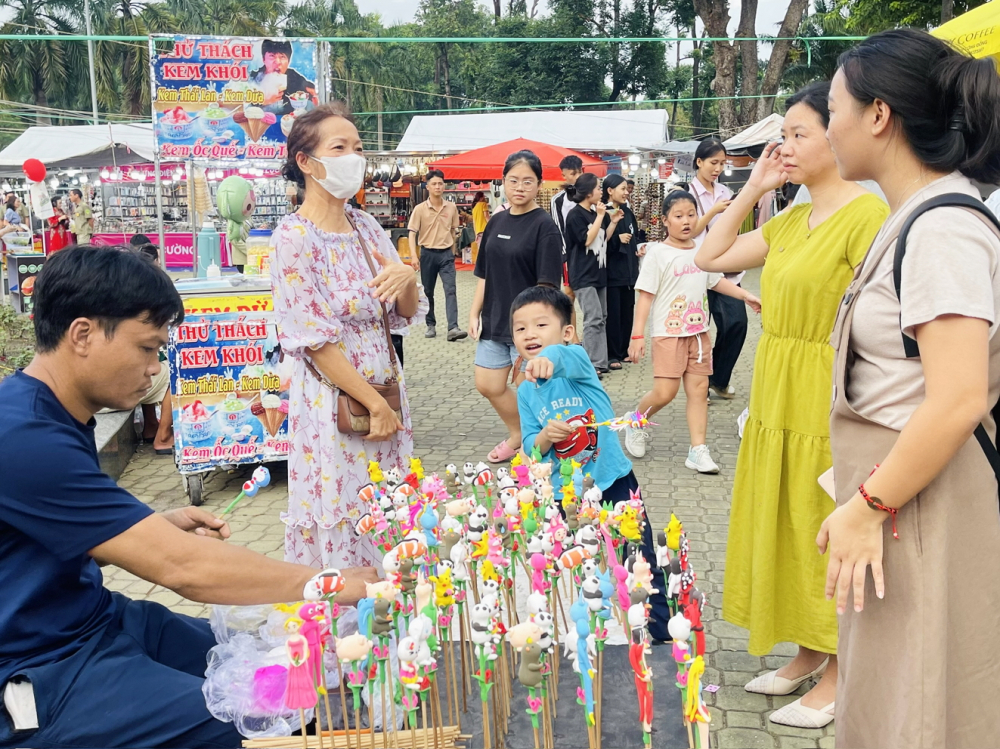 Cho con mùa hè bổ ích: Đa dạng hoạt động cho trẻ vui hè Hoạt động vui chơi cho trẻ em ở công viên Gia Định những ngày đầu hè 2025 - ẢNH: NHÃ CHÂN