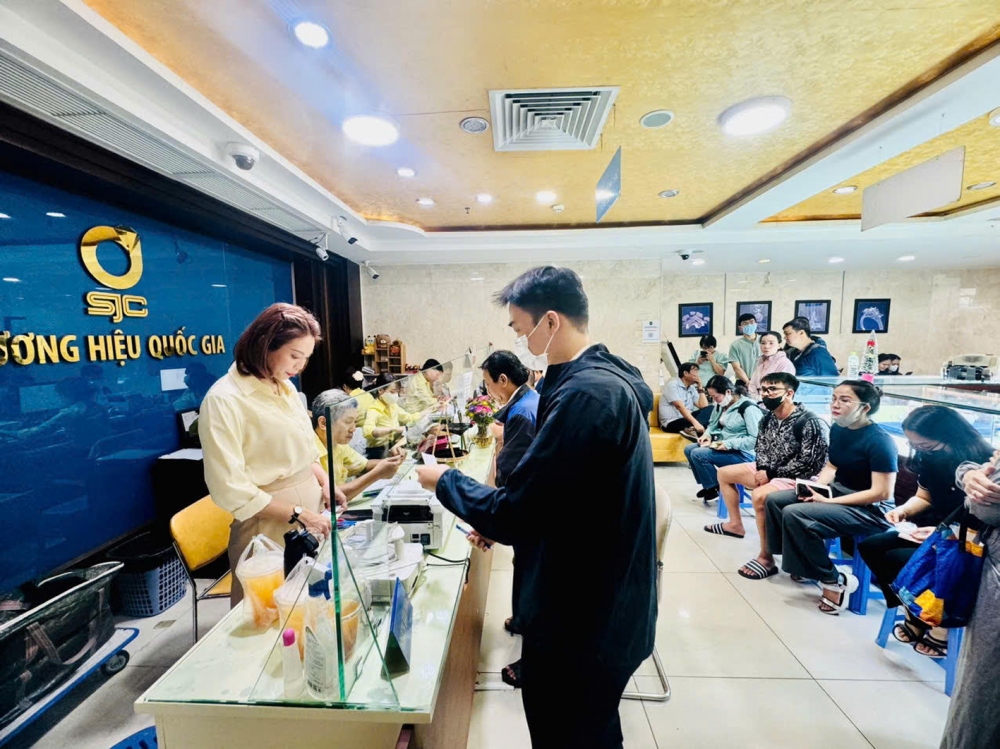 Khách mua bán vàng tại Công ty Vàng bạc đá quý Sài Gòn (SJC) quận 3, TPHCM - ẢNH: THANH HOA