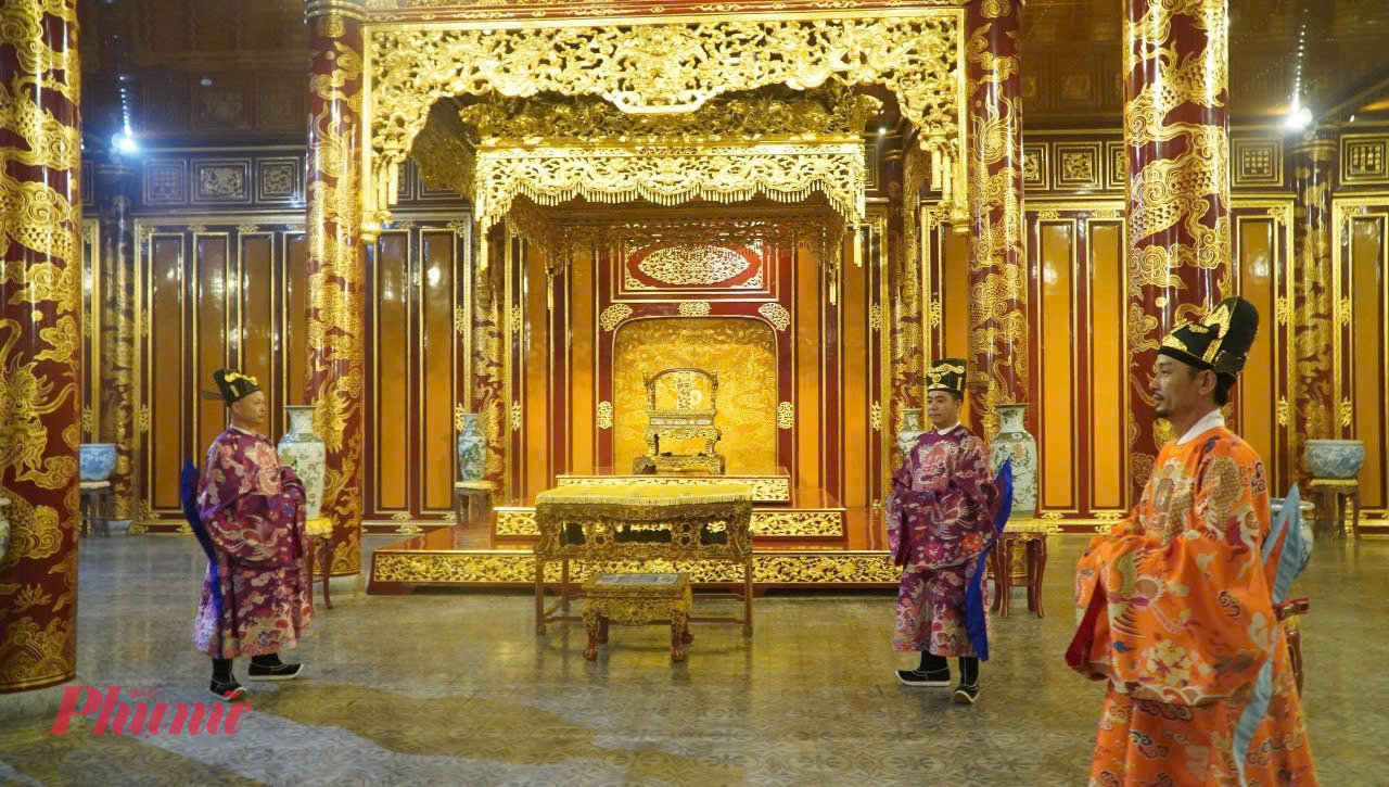 Ngai vàng vua triều Nguyễn trước khi bị phá hoại. Ảnh: Thuận Hoá