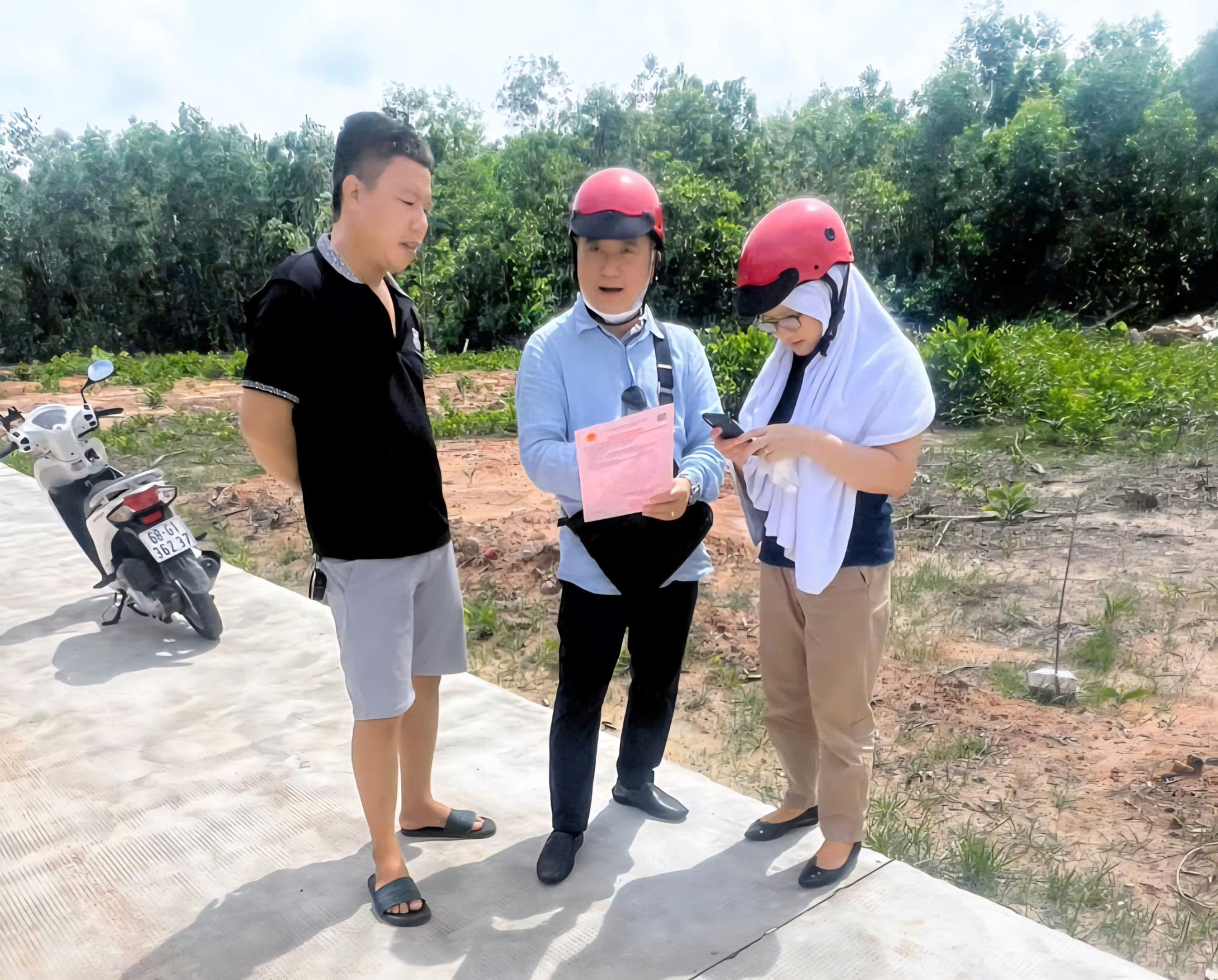Nhà đầu tư đang thỏa thuận giá cả với một chủ đất trong khu đô thị mới Bắc Dương Đông, TP Phú Quốc 