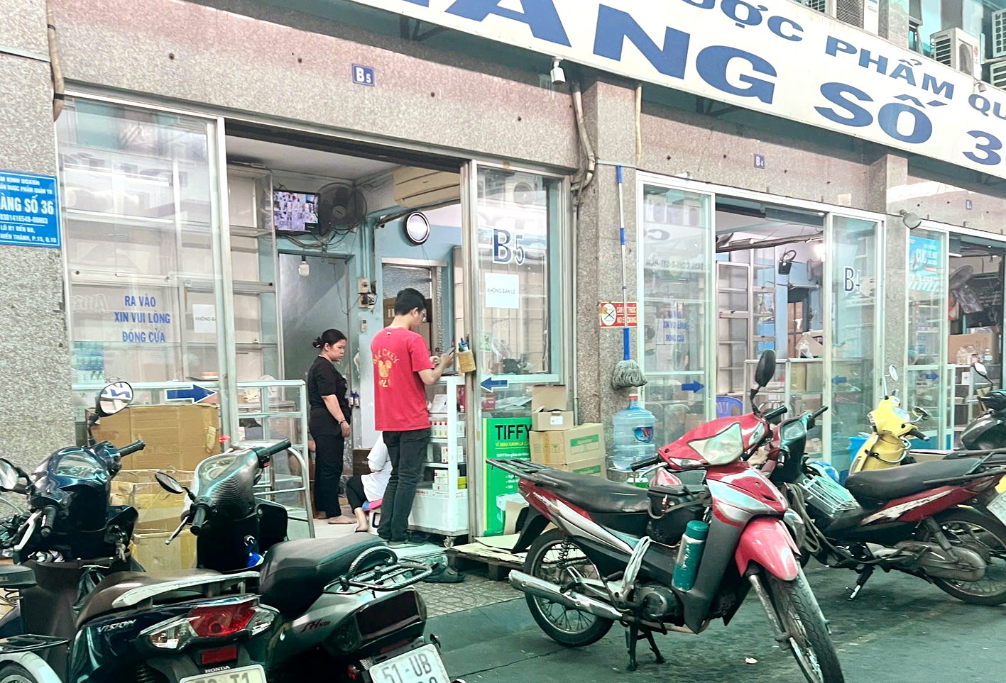 “Chợ thuốc” TPHCM im ắng, khác lạ Đa số các cửa tiệm không trưng bày thuốc, hoạt động dè dặt, kín đáo - ẢNH: P.A.