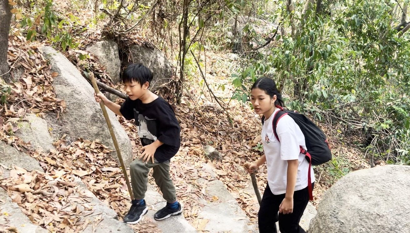 Cho con mùa hè bổ ích: Kỳ nghỉ trong mơ hay chuỗi ngày áp lực? Chị em Vĩ Sơn kiên trì leo núi và vỡ òa vui sướng khi chinh phục đỉnh núi Thị Vải - ẢNH: TÔ DIỆU HIỀN