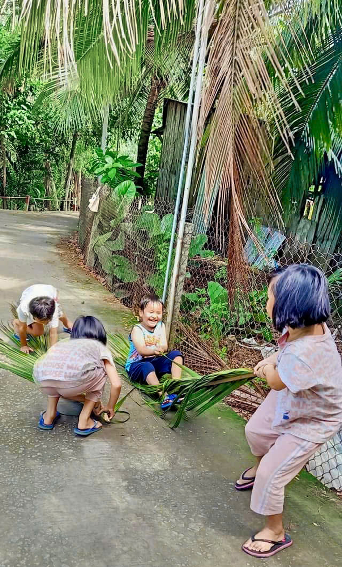 Cho con mùa hè bổ ích: Kỳ nghỉ trong mơ hay chuỗi ngày áp lực? Kéo mo cau, tàu dừa - trò vui tuổi thơ ai cũng thích - ẢNH: THÙY DƯƠNG