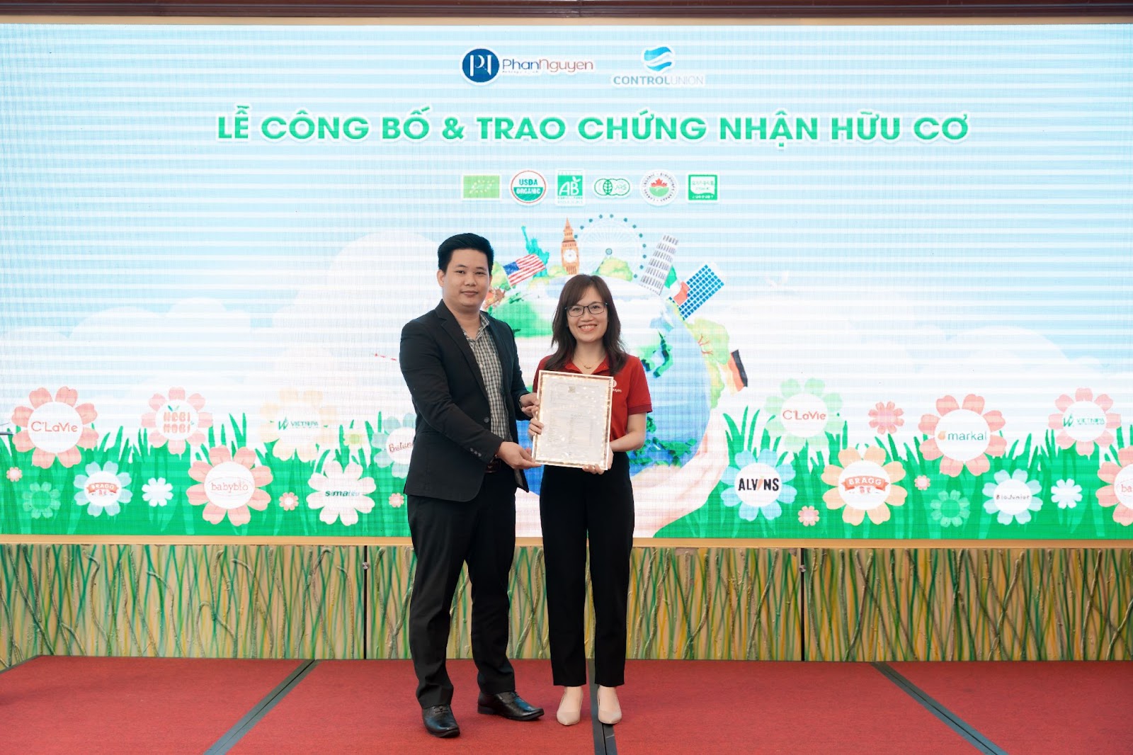 Bà Phan Thị Thùy Linh - Tổng giám đốc Công ty cổ phần Đầu tư và Thương mại quốc tế Phan Nguyễn nhận chứng nhận Hữu cơ quốc tế - Ảnh: Phan Nguyễn