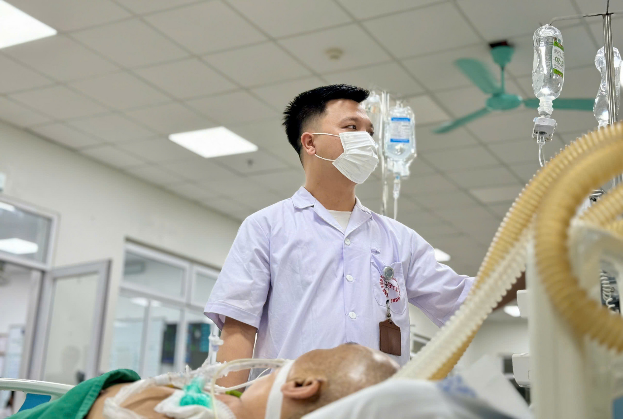 Bệnh nhân thủy đậu tiên lượng dè dặt dù đã được điều trị tích cực, lọc máu, chạy ECMO - ảnh: Thanh Sơn